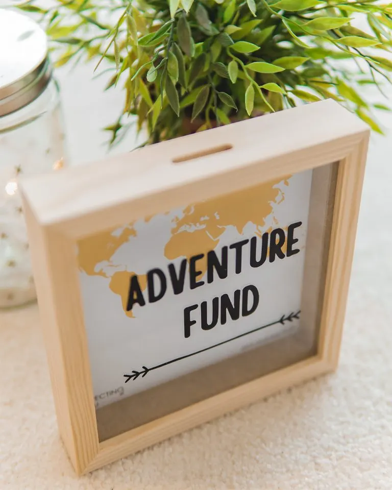 Mealheiro Expecting You com o mapa-mundo e a frase Adventure fund